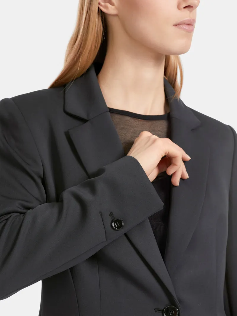 CLOSE-FITTING FEMININE BLAZER